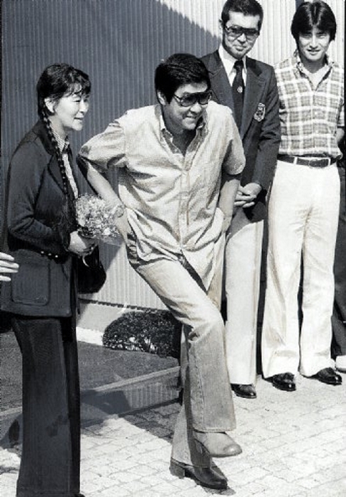     Yujiro Ishihara discharged from Keio Hospital for thoracic dissection aortic aneurysm    Actor Yujiro Ishihara, who was hospitalized at Keio Hospital for a thoracic dissection aortic aneurysm, has been discharged. Mr. Ishihara returned to his newly built home. On the left is Mrs. Makiko, and on the right are Mr. Tetsuya Watari and Mr. Masateru Kanda. September 3, 1981