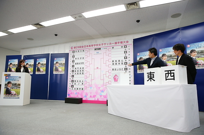 29th All Japan High School Girls Soccer Championship Drawing of lots Ayumi Kaihori  C  and Shinobu Ohno  R  during the draw for the 29th All Japan High School Women s Football Championship at Japan House in Tokyo, Japan, November 27, 2020.  Photo by JFA AFLO 