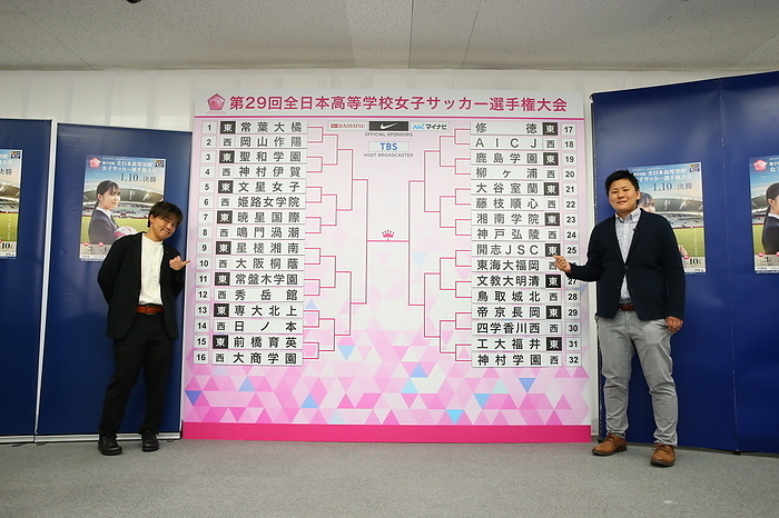 29th All Japan High School Girls Soccer Championship Drawing of lots Shinobu Ohno  L  and Ayumi Kaihori pose after the draw for the 29th All Japan High School Women s Football Championship at Japan House in Tokyo, Japan, November 27, 2020.  Photo by JFA AFLO 