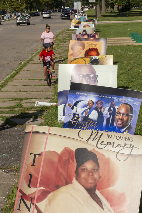 Memorial to Covid 19 victims, Detroit, USA Memorial to Covid 19 victims, Detroit, Michigan USA. Portraits of Detroit residents who died from Covid 19 lining the roads of Belle Isle State Park as a citywide memorial. The nearly 900 portraits represent the 1,500 Detroiters who died from the virus upto 18th August 2020. Covid 19 is a respiratory disease caused by the coronavirus SARS Cov 2 that first emerged in Wuhan, China, in December 2019. Photographed on 29th August 2020.