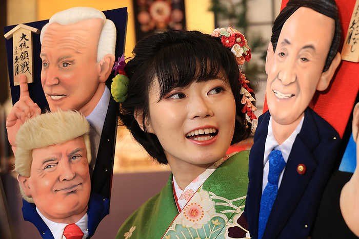 Japanese dollmaker Kyugetsu displays hagoita wooden racket with depiction of this year s news makers December 3, 2020, Tokyo, Japan   Japanese doll maker Kyugetsu employee in kimono displays ornamental wooden rackets  hagoita  decorated with depiction of new Japanese Prime Minister Yoshihide Suga  R  and U.S. President elect Joe Biden with President Donald Trump  L  at the company s showroom in Tokyo on Thursday, December 3, 2020. The company made special hagoitas for this year s news makers as yearend tradition.      Photo by Yoshio Tsunoda AFLO 