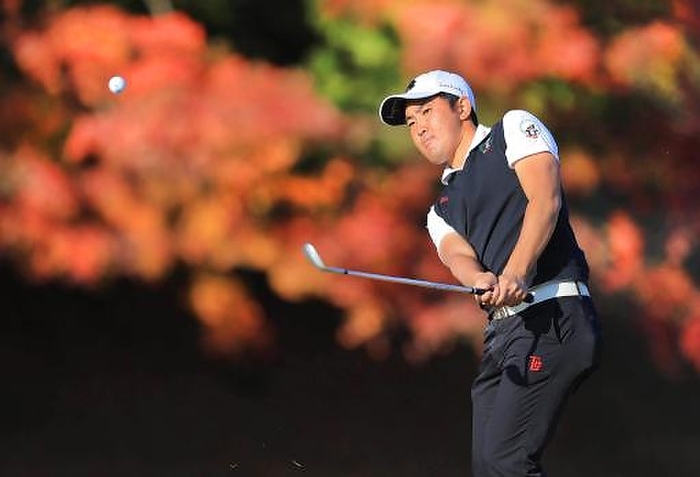 2020 Golf Japan Series JT Cup Practice Round Takumi Kanaya practices his approach on No. 18 with the autumn leaves in the background on a Japan Series practice day. Taken at Tokyo Yomiuri CC on December 1, 2020. 