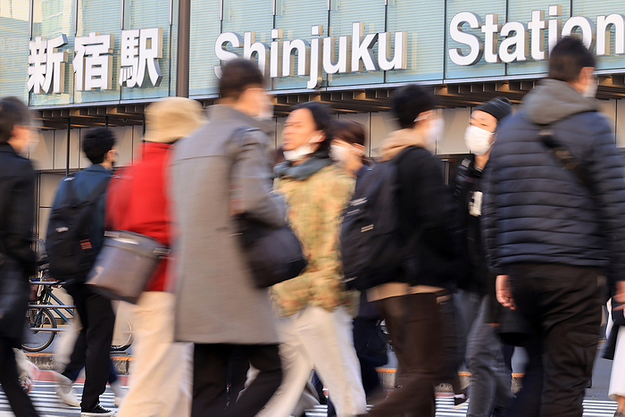 Commuters walk to their offices in Tokyo amid outbreak of the new coronavirus December 7, 2020, Tokyo, Japan   Commuters walk to their offices from Shinjuku station amid outbreak of the new coronavirus in Tokyo on Monday, December 7, 2020. Japanese government struggled against the new coronavirus as Osaka and Hokkaido asked the government to dispatch nurses of self defense forces due to shortage of medical staffs.      Photo by Yoshio Tsunoda AFLO 