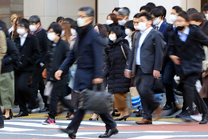 Commuters walk to their offices in Tokyo amid outbreak of the new coronavirus December 7, 2020, Tokyo, Japan   Commuters walk to their offices from Shinjuku station amid outbreak of the new coronavirus in Tokyo on Monday, December 7, 2020. Japanese government struggled against the new coronavirus as Osaka and Hokkaido asked the government to dispatch nurses of self defense forces due to shortage of medical staffs.      Photo by Yoshio Tsunoda AFLO 