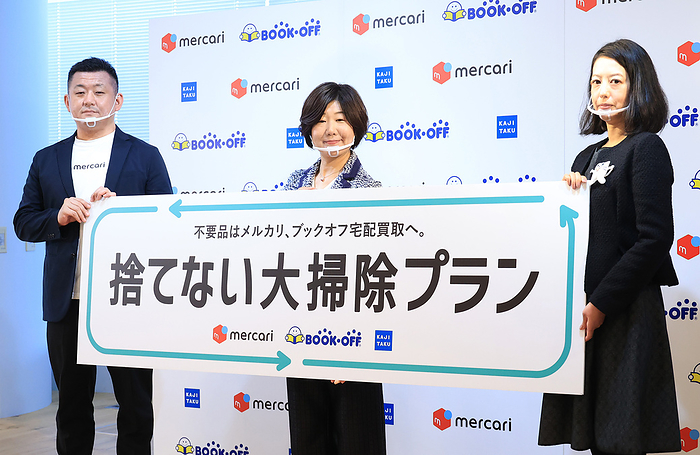 Mercari, Bookoff Group Holdings and Aqutia announce to aunch  Yearend housecleaning service without throw away  December 7, 2020, Tokyo, Japan   Japanese e commerce company Mercari Japan president Hirohisa Tamonoki  L , used book and software seller Bookoff Group Holdings director Yoko Mori  C  and Aeon Group s houseworker delivery service Aqutia executive Kaori Kido  R  display a banner as they announce to launch  Yearend housecleaning without throw away  at Mercari s headquarters in Tokyo on Monday, December 7, 2020. Aqutia will send staffs for yearend housecleaning and to support to send things no longer needed for Mercari and Book off services.      Photo by Yoshio Tsunoda AFLO 