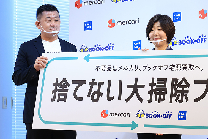 Mercari, Bookoff Group Holdings and Aqutia announce to aunch  Yearend housecleaning service without throw away  December 7, 2020, Tokyo, Japan   Japanese e commerce company Mercari Japan president Hirohisa Tamonoki  L  and used book and software seller Bookoff Group Holdings director Yoko Mori  R  display a banner as they announce to launch  Yearend housecleaning without throw away  at Mercari s headquarters in Tokyo on Monday, December 7, 2020. Houseworker delivery service Aqutia will send staffs for yearend housecleaning and to support to send things no longer needed for Mercari and Book off services.      Photo by Yoshio Tsunoda AFLO 