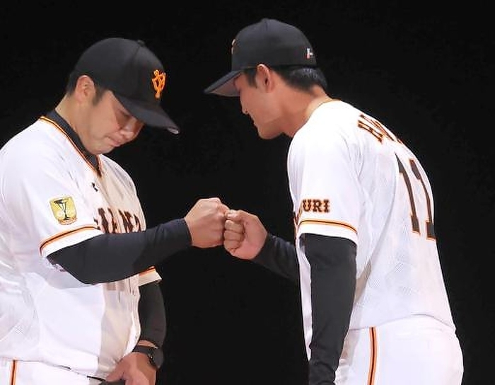 Giants 2020 Season Thanksgiving Celebration Giants Season Thanksgiving. Ryuta Hirauchi, the first draft pick with the number  11 , gutters with Shinnosuke Abe, the second team manager, during the announcement of the new team. Taken at Ryogoku Kokugikan, December 11, 2020. 