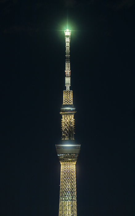 Sky Tree 2020 012 15   The Sky Tree receives a special lighting to celebrate 100 days before the start of the Tokyo 2020 Olympic Torch Relay. The special lighting  is named  Sakura Gold .  Asakuza, Tokyo, Japan. Photo by Ivo Gonzalez