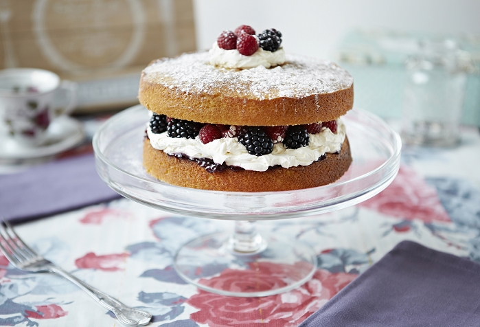 Sponge cake with berries on platter