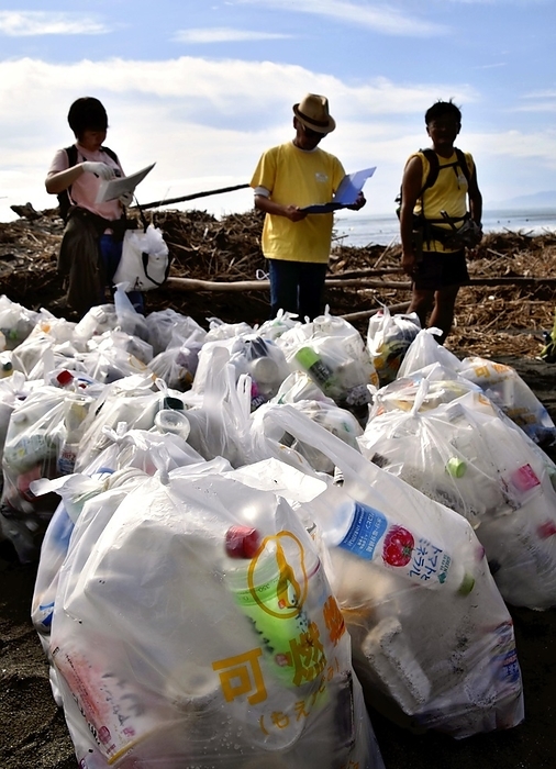 Members of a non profit organization checking plastic trash collected at a beach in Kanagawa Prefecture, Japan. Members of the Shonan Clean Aid Forum, a nonprofit organization, check plastic trash picked up at the beach. In Hiratsuka City, Kanagawa Prefecture.Photo taken on October 26, 2019. Published in the November 2 morning edition of the same year  18 year old s vote ,  This month s theme:  Marine Litter Pollution   1  Massive Plastic Drift .