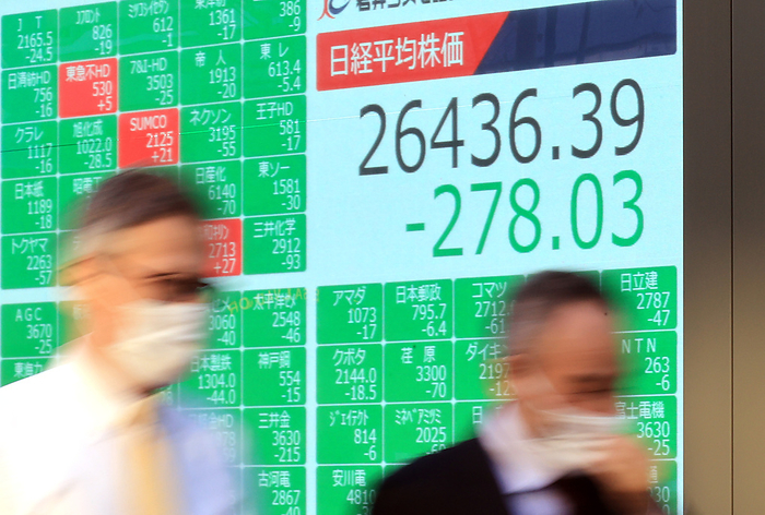 Japan s share prices fell 278.03 yen to close at 26,436.39 yen at the Tokyo Stock Exchange. December 22, 2020, Tokyo, Japan   Pedestrians pass before a share prices board in Tokyo on Tuesday, December 22, 2020. Japan s share prices fell 278.03 yen to close at 26,436.39 yen at the Tokyo Stock Exchange as investors worried a new variant of the new coronavirus spreading in UK.         Photo by Yoshio Tsunoda AFLO 