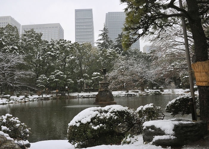 Snow piled up in the Tokyo metropolitan area since dawn Traffic disrupted in many areas February 29, 2012, Kotesashi, Japan   Tokyo s Hibiya Park is blanketed in snow on Wednesday, February 29, 2012. A freak early spring storm triggered by low pressure in the Pacific Ocean south of Japan brought fresh snow over wide swaths in the Kanto Area from the wee hours of Wednesday, disrupting land sea air transportation services.  Photo by Natsuki Sakai AFLO  AYF  mis 