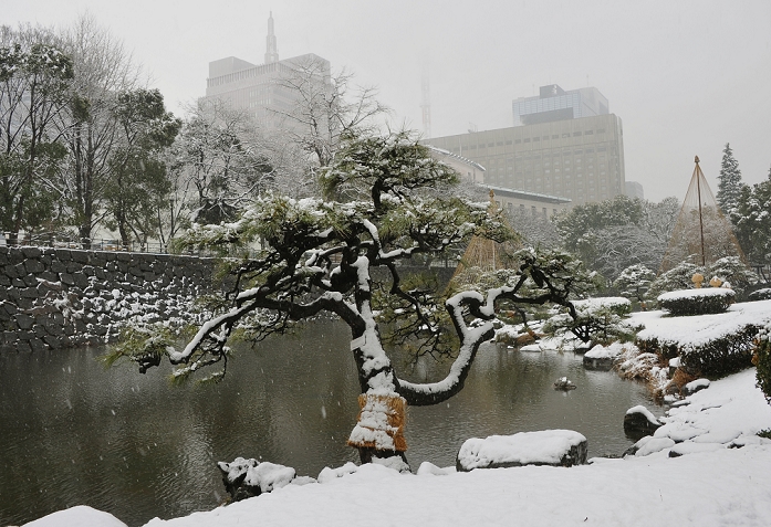 Snow piled up in the Tokyo metropolitan area since dawn Traffic disrupted in many areas February 29, 2012, Kotesashi, Japan   Tokyo s Hibiya Park is blanketed in snow on Wednesday, February 29, 2012. A freak early spring storm triggered by low pressure in the Pacific Ocean south of Japan brought fresh snow over wide swaths in the Kanto Area from the wee hours of Wednesday, disrupting land sea air transportation services. Looming in the background is Imperial Hotel.  Photo by Natsuki Sakai AFLO  AYF  mis 