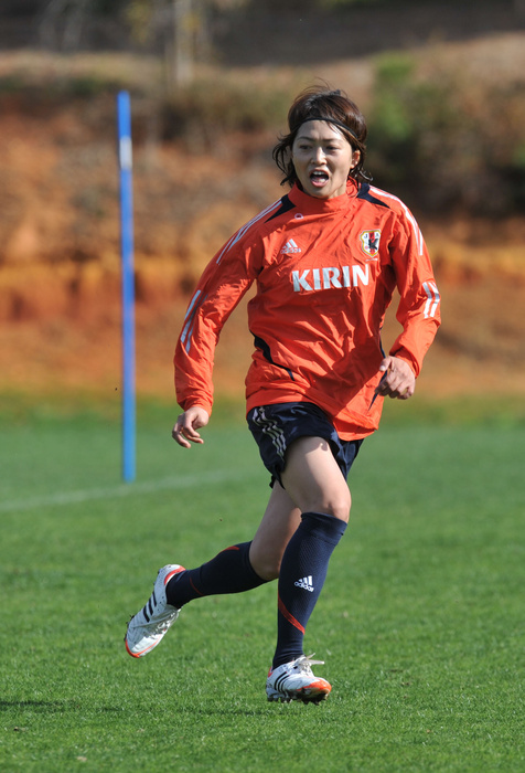 Nadeshiko Japan Practice Kozue Ando  JPN , MARCH 3, 2012   Football   Soccer : Japan team training during the Algarve Women s Football Cup 2012, at Browns Sports   Leisure Club Japan team training during the Algarve Women s Football Cup 2012, at Browns Sports   Leisure Club in Portugal.   Photo by AFLO SPORT   1035 .