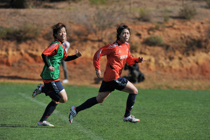 Nadeshiko Japan Practice  L to R  Asuna Tanaka  JPN , Kozue Ando  JPN , MARCH 4, 2012   Football   Soccer : Japan team training during the Algarve Women s Football Cup 2012, at Browns Sports   Leisure Club in Portugal.   Photo by AFLO SPORT   1035 .