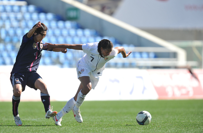 Algarve Cup Kozue Ando  JPN , Shannon Boxx  USA , MARCH 5, 2012   Football   Soccer : The Algarve Women s Football Cup 2012, match between Japan 1 0 United States at Estadio Algarve in Faro, Portugal.   Photo by AFLO SPORT   1035 .
