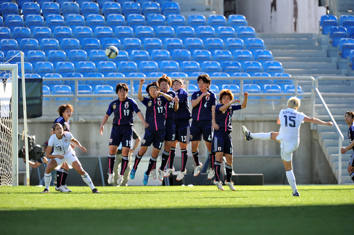 Algarve Cup Japan team group  JPN , Megan Rapinoe  USA , MARCH 5, 2012   Football   Soccer : Megan Rapinoe of USA takes a free kick during The Algarve Women s Football Cup 2012, match between Japan 1 0 United States at Estadio Algarve in Faro, Portugal.   Photo by AFLO SPORT   1035 .