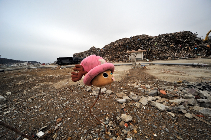 One Year after the Great East Japan Earthquake Progress in the Recovery of the Affected Areas March 8, 2012, Minamisannriku cho, Japan   The head of a doll is abandoned at an empty lot at Minamisannriku cho, Miyagi Prefecture, some 365 km northeast of Tokyo, on Thursday, March 8, 2012 The head of a doll is abandoned at an empty lot at Minamisannriku cho, Miyagi Prefecture, some 365 km northeast of Tokyo, on Thursday, March 8, 2012.  One year after the strongest earthquake ever to hit Japan, the economy is recovering and massive cleanup operations are in full swing throughout much of the country s northeastern region. But once pastoral landscapes that were piled with rubble and debris have become empty wastelands due mainly to bickering and disagreements. A year later, more than 260,000 people still live in temporary shelters. A year later, more than 260,000 people still live in temporary shelters.  Photo by Natsuki Sakai AFLO  AYF  mis 