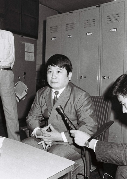     Rookie Shinichi   Rookie Shinichi, Oct 1968 : Rookie Shinichi turned himself in at Osaka Prefectural Police Headquarters, October 1968.