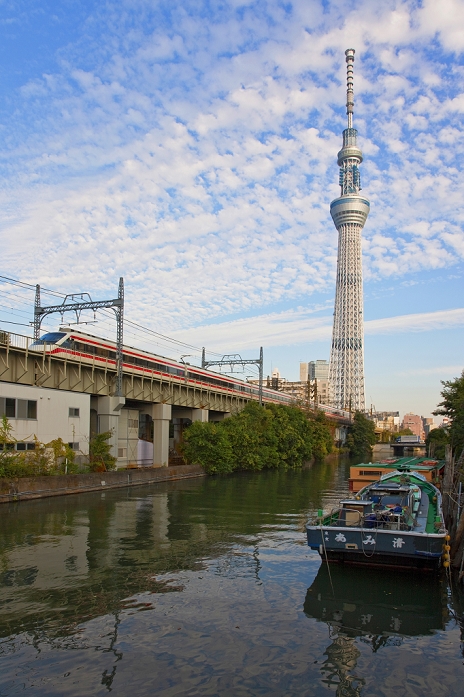 Scenery with Sky Tree A Foreigner s Unique Perspective  Tokyo Sky Tree, the world s tallest free standing broadcast tower at 634 meters, is seen beyond the Kita Jukkengawa River with yakatabune excursion boats and the Tobu Railway, located in the Sumida district of the old downtown shitamachi area in Tokyo, Japan.  Photo by Ben Simmons AFLO   3426 