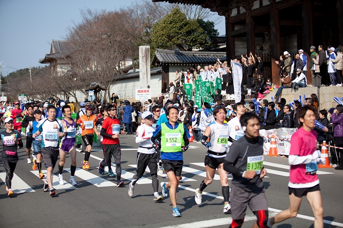 Kyoto Marathon 2012 General view, MARCH 11, 2012   Marathon : Runners pass in front of Ninna ji Temple s Nio mon Gate during the Kyoto Marathon 2012 in Kyoto, Japan.  Photo by T.AOKI AFLO 