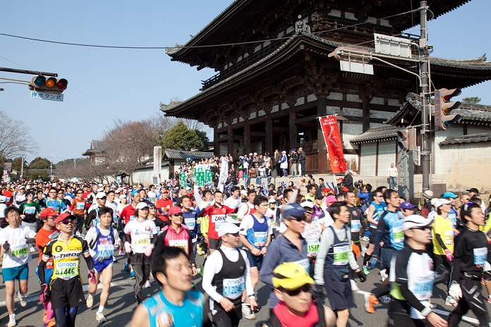 Kyoto Marathon 2012 General view, MARCH 11, 2012   Marathon : Runners pass in front of Ninna ji Temple s Nio mon Gate during the Kyoto Marathon 2012 in Kyoto, Japan.  Photo by T.AOKI AFLO 