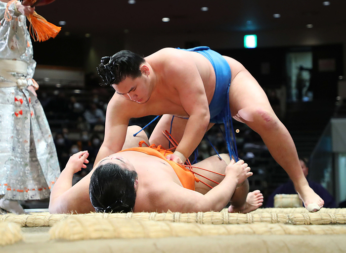 Sumo Tournament, 1st day of the tournament Toyoshoryu defeats Shimanoumi  bottom  with an uchi kake on January 22, 2021  Date January 22, 2021  Photo Location Ryogoku Kokugikan