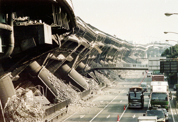 Hanshin Expressway, which collapsed from the roots and overturned for nearly a kilometer after the Great Hanshin Earthquake, in Higashinada Ward, Kobe City. At 5:46 a.m. on January 17, 1995, a magnitude 7.2 earthquake centered on Awaji Island struck the Hanshin area. The earthquake caused damage in 12 prefectures, including Hyogo and Osaka. 5,348 people were killed, 33,222 were injured, and 109,464 houses were destroyed or damaged  as of February 15 of the same year . The Hanshin Expressway, where concrete pillars collapsed from the roots and overturned for nearly a kilometer, in Higashinada Ward, Kobe City, Hyogo Prefecture, January 17, 1995  photo by a member of the Osaka Headquarters Photo Department .