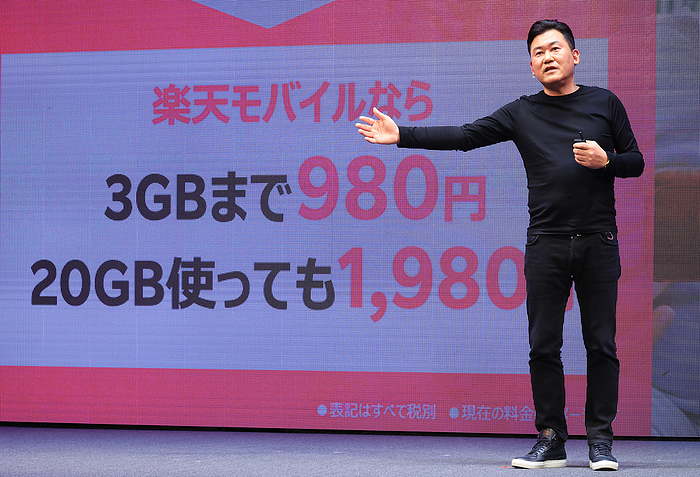 Rakuten president Hiroshi Mikitani announces the new price plan for Rakuten Mobile smart phone  January 29, 2021, Tokyo, Japan   Japan s e commerce giant Rakuten president Hiroshi Mikitani announces the new price plan for the company s Rakuten Mobile smart phone in Tokyo on Friday, January 29, 2021. Rakuten Mobile s monthly charge is free for up to 1GB users while 980 yen for 1 to 3 GB users and 1,980 yen for less than 20GB users from April.         Photo by Yoshio Tsunoda AFLO 