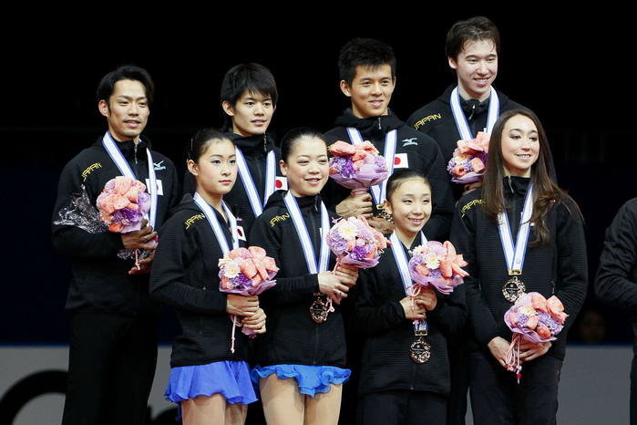 Figure World Championships Japan wins first place Figure Skating Japan National team  JPN , APRIL 21, 2012   Figure Skating : Japanese Figure Skating team member poses with there gold medal during the ISU World team Torophy Figure Skating Championships at Yoyogi 1st Gymnasium, Tokyo, Japan.  Photo by AFLO SPORT   1090 . 