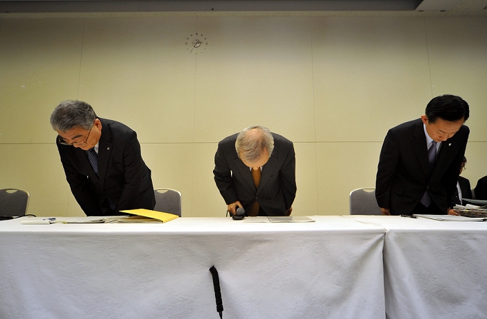 TEPCO: Final deficit of 781.6 billion yen Due to the nuclear power plant accident and increased fuel costs May 14, 2012, Tokyo, Japan   Outgoing and incoming presidents of financially troubled Tokyo Electric Power Co., take a deep bow at the end of a news conference at its head office in Tokyo, reporting a bigger than anticipated annual loss on Monday, May 14, 2012.   The operator of the crippled Fukushima Daiichi nuclear plant said its 781 billion yen net loss came in a year in which it was hit with massive costs to deal with reactor meltdowns, as well as increased imports of fossil fuels to make up for a nuclear power shortfall. Revenue was 5.35 trillion yen, down from 5.37 trillion yen a year earlier. Naomi Hirose, who will replace Toshio Nishizawa, said warned that  unexpected situations  this summer could make its already shaky energy supply even tougher as Japan s atomic reactors remain offline.  Photo by Natsuki Sakai AFLO  AYF  mis 