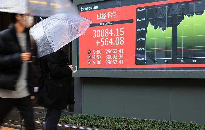 Japan s share prices finished above 30,000 mark for the first time in 30 years February 15, 2021, Tokyo, Japan   A man watches a share prices board in Tokyo on Monday, February 15, 2021. Japan s share prices rose 564.08 yen to close at 30,084.15 yen at the Tokyo Stock Exchange, the benchmark index finished above 30,000 mark for the first time in over 30 years.          Photo by Yoshio Tsunoda AFLO 
