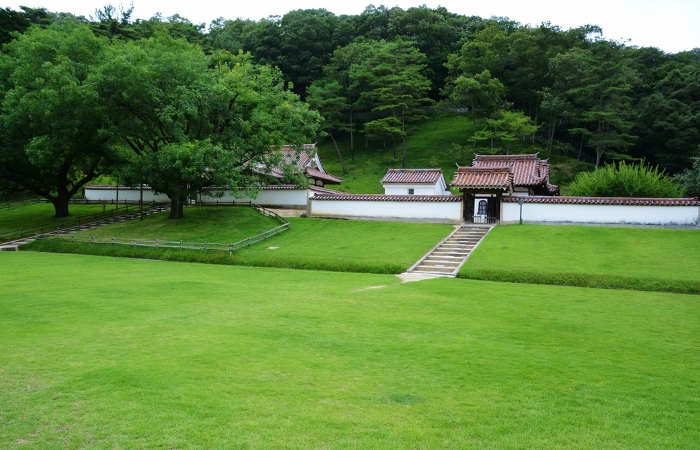 Japan's oldest public school for common people / Special Historic Site 