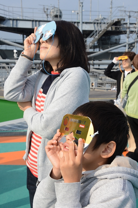 Annular Solar Eclipse Rings observed in various parts of Japan  May 21, 2012, Tokyo, Japan   People watch an annular solar eclipse at a rooftop of Roppongi Hills complex in Tokyo, Japan on May 21, 2012. An annular solar eclipse was observed over a wide area of Japan on Monday early morning. Millions of people watched as a rare  ring of fire  eclipse crossed the skies.  Photo by AFLO   ty 