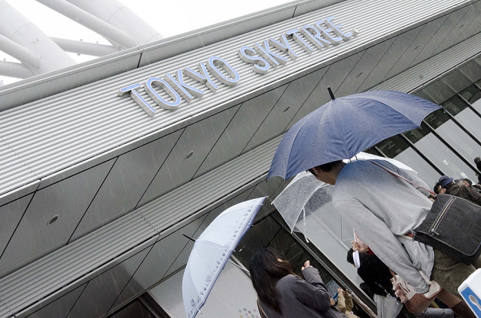Tokyo Sky Tree Opens Thousands line up in the rain  May 22, 2011, Tokyo, Japan   Visitors queue in line to have their chance to go up to the Tokyo Skytree Observation Deck. Tokyo Skytree, the world s tallest self standing telecommunications tower with a height of 634 meters, opens today. This new Japanese landmark is expected to attract approximately 200,000 visitors on this first official opening day to the general public.  Photo by Yumeto Yamazaki AFLO   3686 