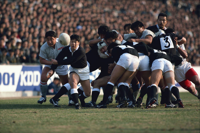 Mitsutake Hagimoto (Kobe Steel),.
1990s - Rugby : Mitsutake Hagimoto of Kobe Steel passes the ball during the match between Kobe Steel and Sanyo in Japan.
(Photo by AFLO) [0219].