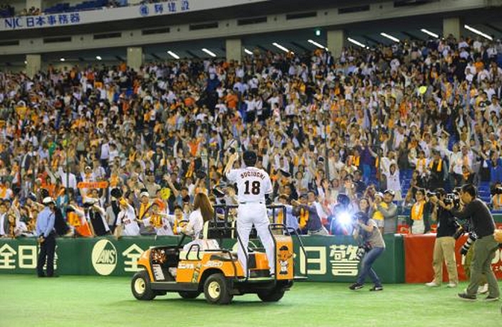 Giants, Sugiuchi no hit, no run baseball game Toshiya Sugiuchi, Giants, and Rakuten in the first inning of the Nipponseimei Central Pacific League interleague game. Toshiya Sugiuchi of the Giants throws an autograph ball to the cheering fans after his no hit, no run game. Photo taken on May 30, 2012 at Tokyo Dome.  May 30, 2012 at Tokyo Dome 