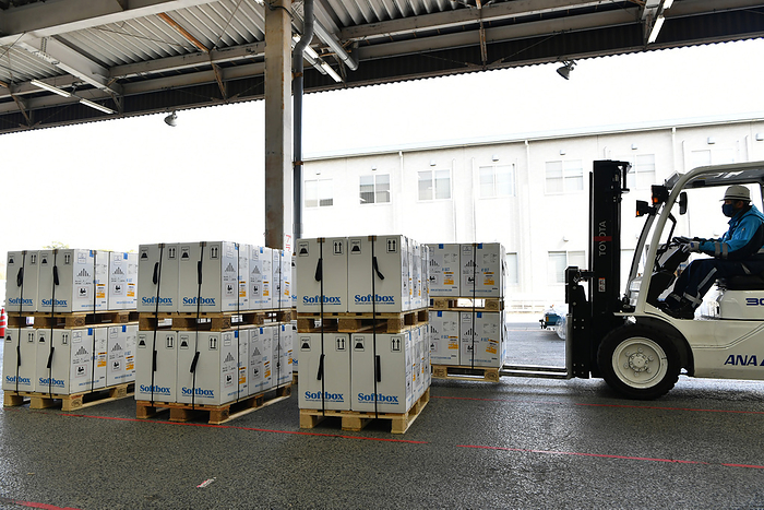 The third flight of Pfizer s new corona vaccine arrives at Narita Airport Pfizer s vaccine for new coronaviruses placed on a forklift in a cargo shed at Narita Airport on March 1, 2021. PHOTO: Tadayuki YOSHIKAWA Aviation Wire