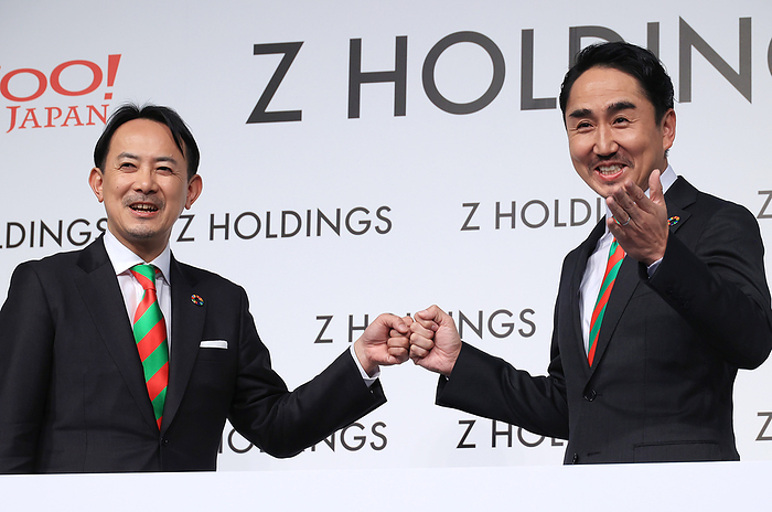 Z Holdings president Kentaro Kawabe and LINE president Takeshi Idezawa announced their merger March 1, 2021, Tokyo, Japan   Yahoo Japan operator Z Holdings president Kentaro Kawabe  L  bumps fists with LINE president Takeshi Idezawa  R  as they announced the companies merged  in Tokyo on Monday, March 1, 2021. Softbank Group s subsidiary Z Holdings and messaging service LINE formed Japan s largest information technology company with some 150 million customers.            Photo by Yoshio Tsunoda AFLO  