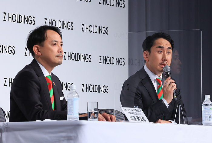 Z Holdings president Kentaro Kawabe and LINE president Takeshi Idezawa announced their merger March 1, 2021, Tokyo, Japan   Yahoo Japan operator Z Holdings president Kentaro Kawabe  L  and LINE president Takeshi Idezawa  R  announce the companies merged  in Tokyo on Monday, March 1, 2021. Softbank Group s subsidiary Z Holdings and messaging service LINE formed Japan s largest information technology company with some 150 million customers.            Photo by Yoshio Tsunoda AFLO  