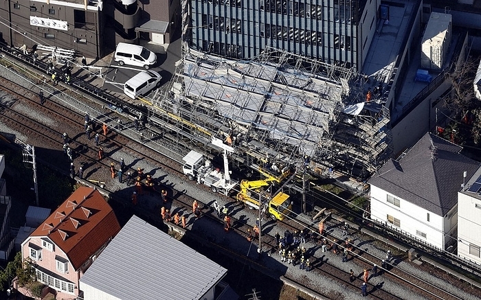 Toyoko Line suspended, power outage due to collapse of scaffolding at construction site. Restoration work being carried out after a building construction site scaffold collapsed on the side of the tracks near Jiyugaoka Station on the Tokyu Toyoko Line in Meguro ku, Tokyo, at 8:57 a.m. on March 3, 2021, from the head office helicopter.