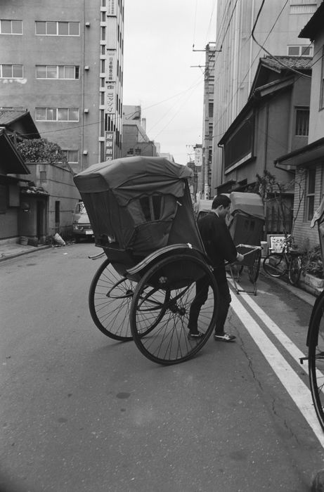 Ginza Jinrikisha Jinrikisha, Rickshaw, December 5, 1975 : at Ginza 6 district in, Tokyo, Japan  Photo by Yasuo Kubo AFLO   2904 .