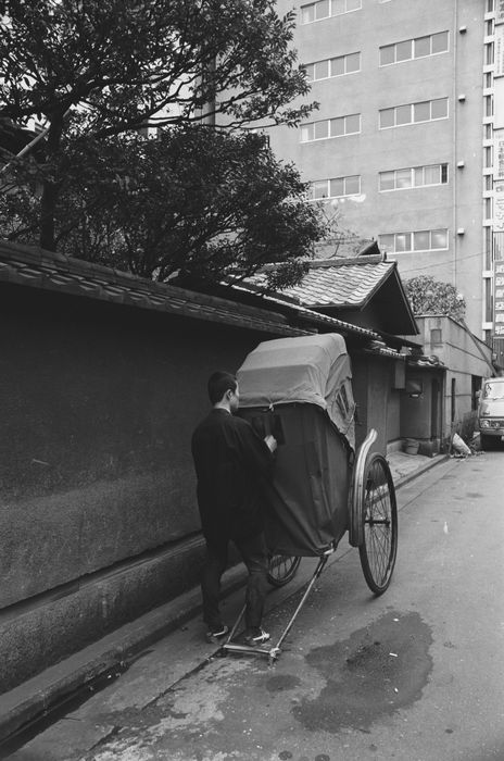 Ginza Rickshaw Jinrikisha, Rickshaw, A Old Japanese Restaurant, December 5, 1975 : at Ginza 6 district in, Tokyo, Japan.  Photo by Yasuo Kubo AFLO   2904 .