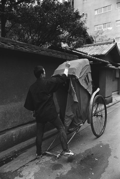 Ginza Rickshaw Jinrikisha, Rickshaw, A Old Japanese Restaurant, December 5, 1975 : at Ginza 6 district in, Tokyo, Japan.  Photo by Yasuo Kubo AFLO   2904 .