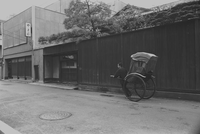 Ginza  shopping district in Tokyo  Jinrikisha, Rickshaw, A Old Japanese Restaurant, December 5, 1975 : at Ginza 6 district in, Tokyo, Japan.  Photo by Yasuo Kubo AFLO   2904 .