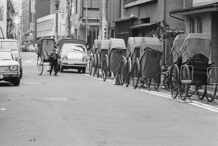 Ginza Rickshaw Jinrikisha, Rickshaw, December 5, 1975 : at Ginza 6 district in, Tokyo, Japan.  Photo by Yasuo Kubo AFLO   2904 .