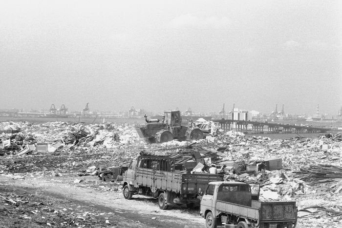 A Trash Heap, September 4 1978 : at Tokyo Bay in Tokyo, Japan. (Photo by Yasuo Kubo/AFLO) [2904].