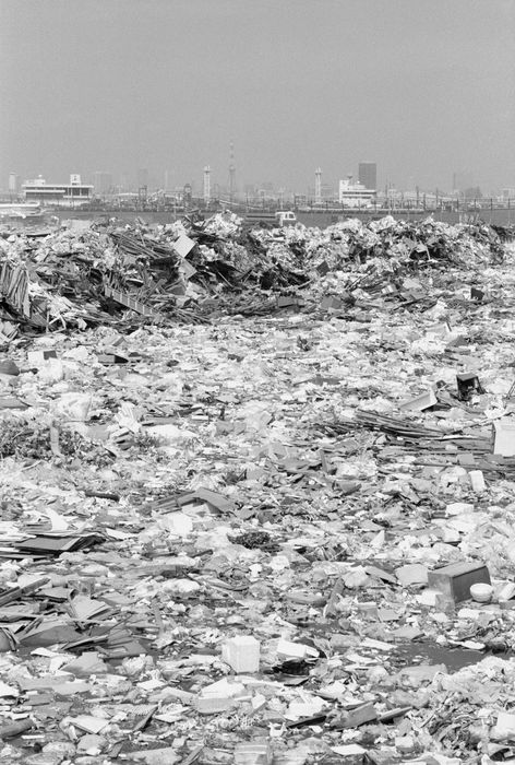 A Trash Heap, September 4 1978 : at Tokyo Bay in Tokyo, Japan. (Photo by Yasuo Kubo/AFLO) [2904].
