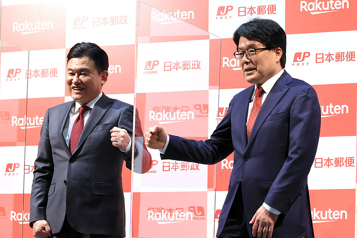 Rakuten and Japan Post Holdings annouce their business and capital tie up March 12, 2021, Tokyo, Japan   Japan s e commerce giant Rakuten president Hiroshi Mikitani  L  and Japan Post Holdings president Hiroya Masuda  R  pose for photo as they announce for their business and capital tie up at a press conference in Tokyo on Friday, March 12, 2021. Japan Post Holdings will inject 150 million yen to Rakuten and get 8.32 percent stake of Rakuten.                Photo by Yoshio Tsunoda AFLO 