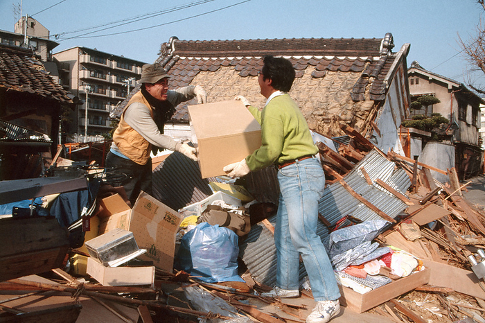 Victims of the Great Hanshin Earthquake cleaning up collapsed houses in Mikagehonmachi, Higashinada ku, Kobe, Japan. At 5:46 a.m. on January 17, 1995  Heisei 7  At 5:46 a.m. on January 17, 1995, a magnitude 7.2 earthquake struck the Hanshin area, with its epicenter on Awaji Island. The earthquake caused damage in 12 prefectures, mainly in Hyogo and Osaka prefectures, leaving 5,348 dead and 33,222 injured. The number of dead was 5,348, injured 33,222, and the number of collapsed or damaged houses 109,464  as of February 15 of the same year . The number of houses destroyed or damaged was 109,464  as of February 15, 2011 . A victim clears up a collapsed house in Mikage Honmachi, Higashinada Ward, Kobe City, Hyogo Prefecture, January 2 6, 1995. The Great Hanshin Earthquake  in Sunday Mainichi s extra edition, February 18, 1995, p. 26. February 18, 1995, p. 26.